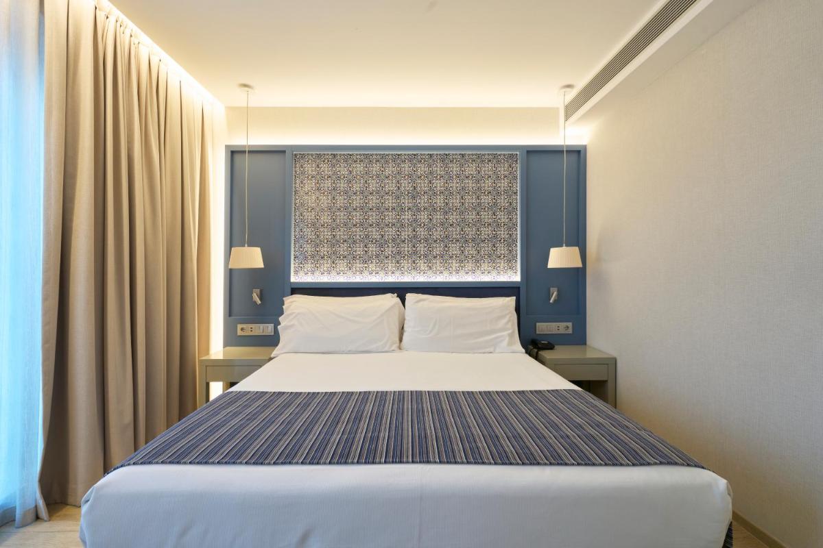 Uma cama ou camas num quarto em Catalonia Porto