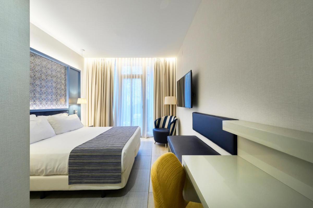 Uma cama ou camas num quarto em Catalonia Porto
