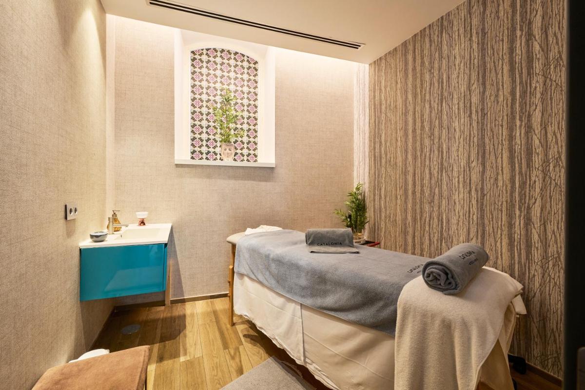 Uma cama ou camas num quarto em Catalonia Porto