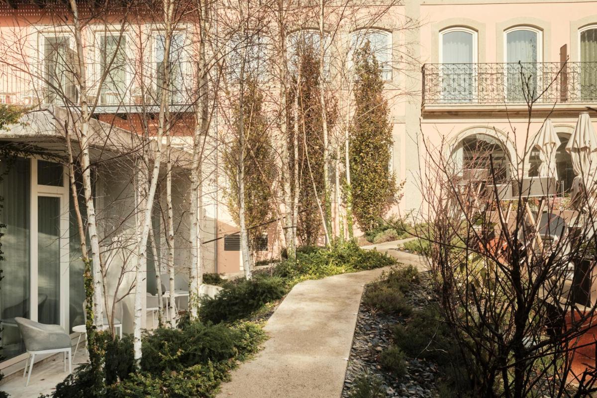 Um jardim no exterior de Catalonia Porto
