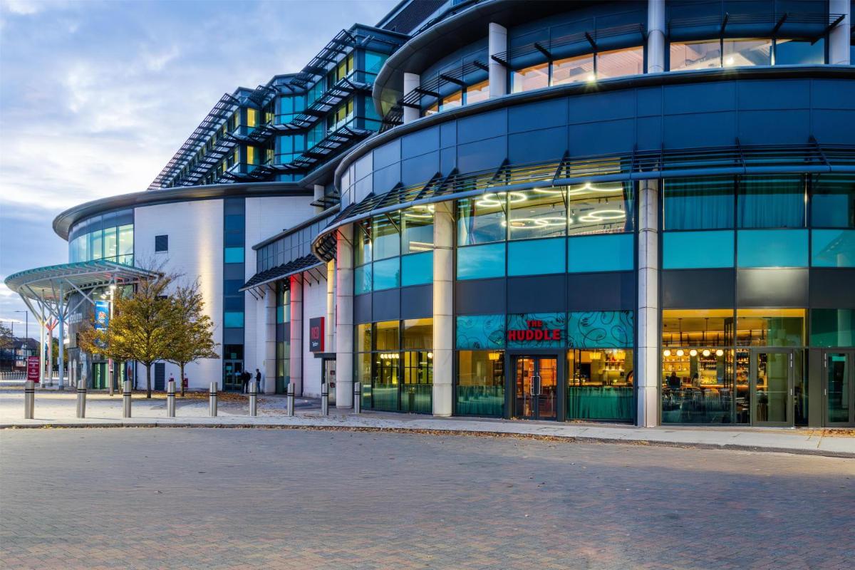 Radisson RED London Twickenham - Housity