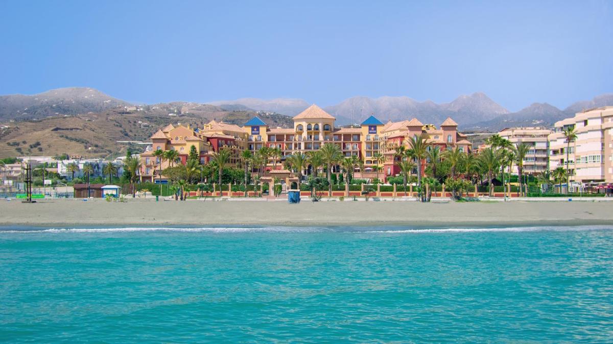 Una vista de una playa con un complejo turístico al fondo. en Iberostar Waves Málaga Playa, en Torrox Costa 70 fotos más