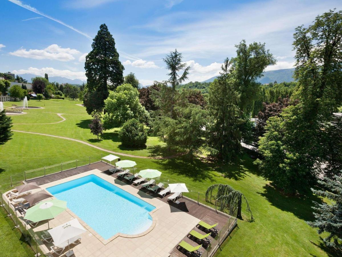 vue aérienne d'une piscine dans un jardin dans l'établissement Mercure Aix-les-Bains Domaine de Marlioz Hôtel & Spa, à Aix-les-Bains