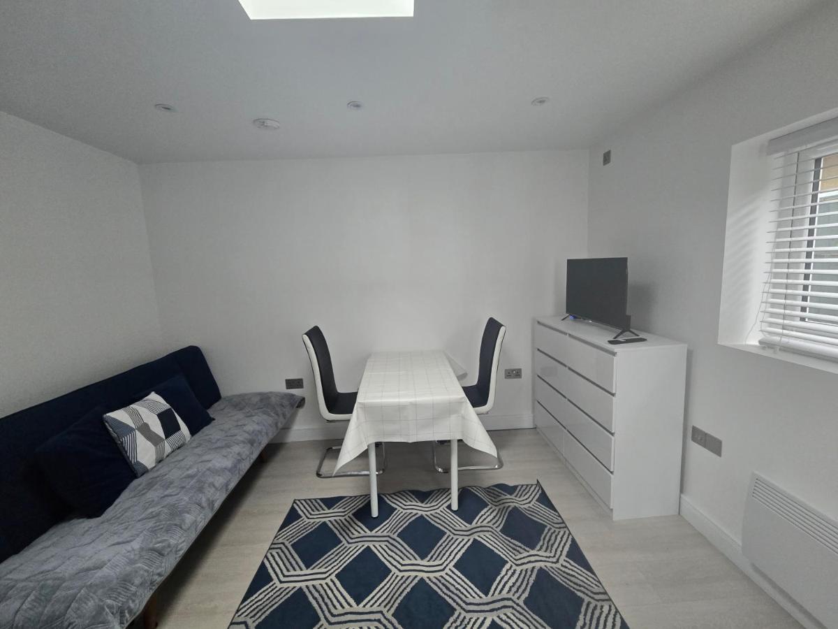 10 mins from Wimbledon Detached garden apartment - Housity