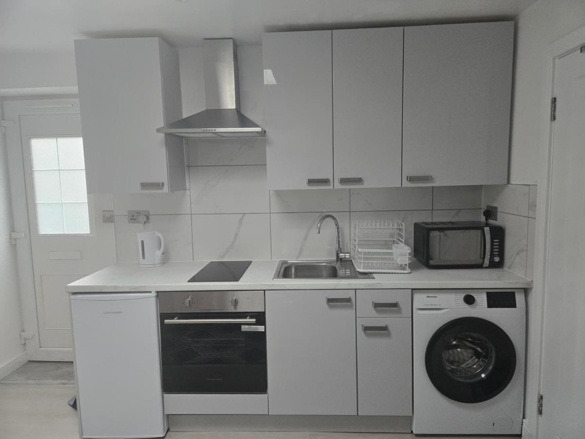 10 mins from Wimbledon Detached garden apartment - Housity