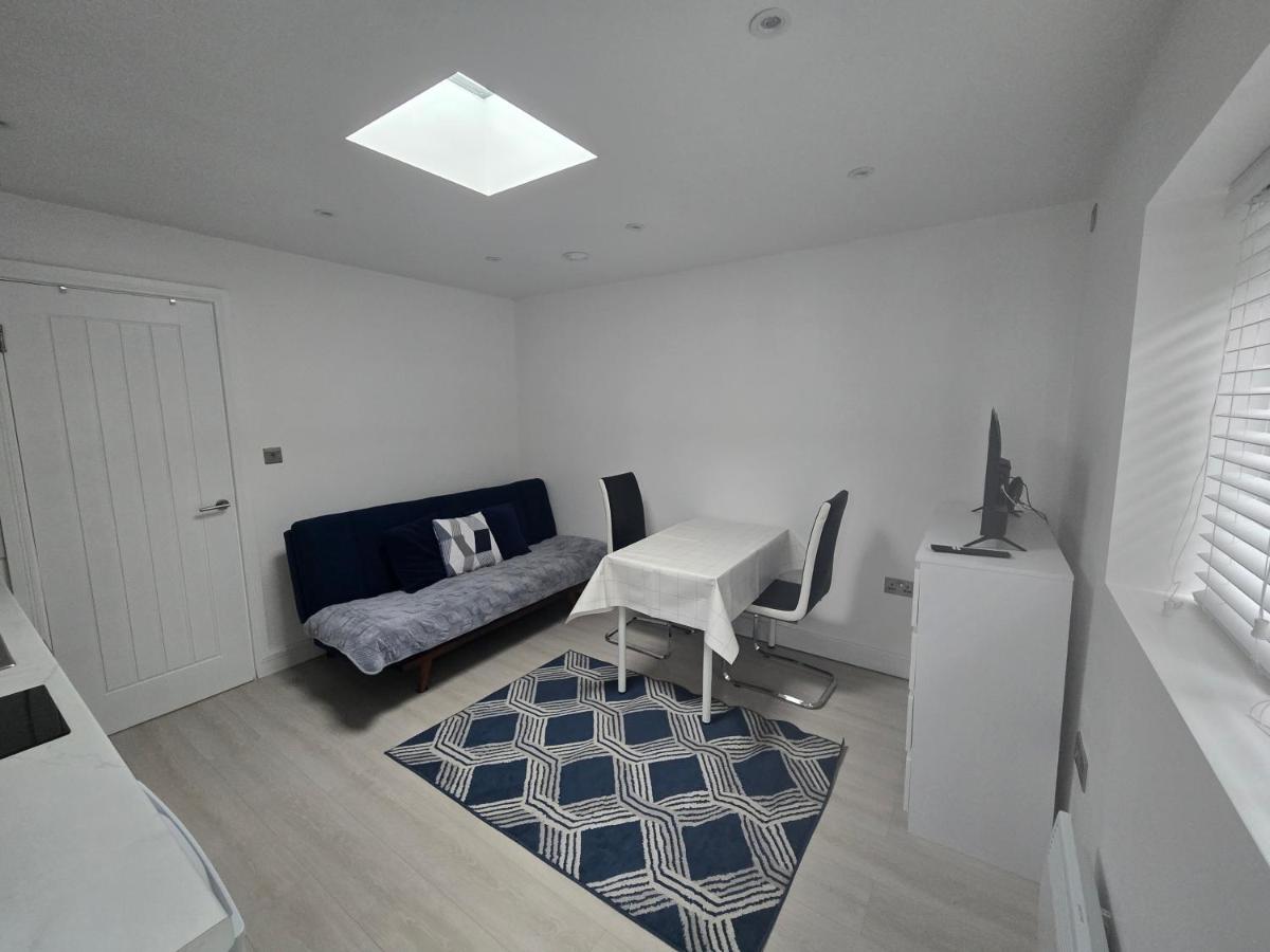 10 mins from Wimbledon Detached garden apartment - Housity