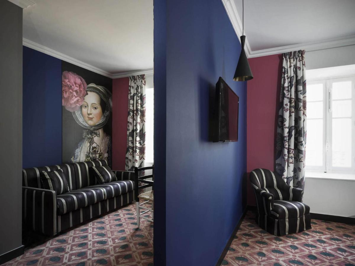Télévision ou salle de divertissement dans l'établissement Jules César Hotel & Spa Arles - MGallery Collection