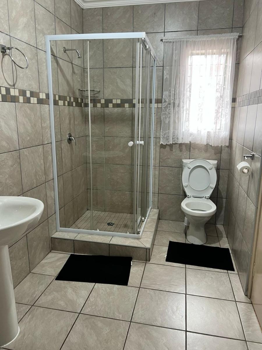 Stay at Home Airport Lodge - Housity