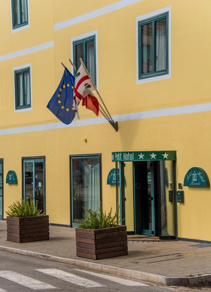 New Petit Hotel - Housity