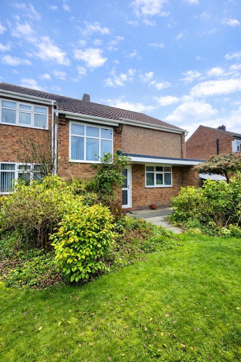 Spacious 3 BR in Hale, Driveway 5 Min Airport - Housity