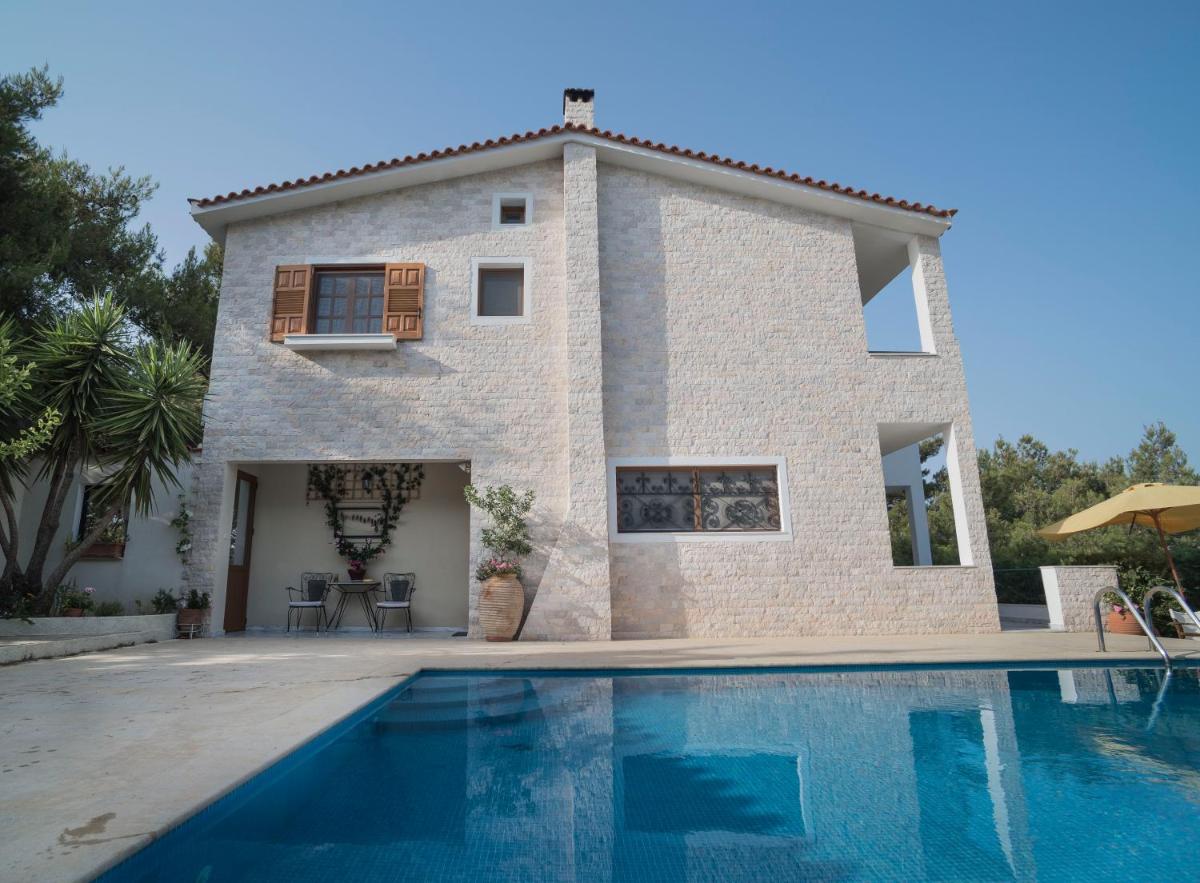 Villa Corina near the Airport - Housity