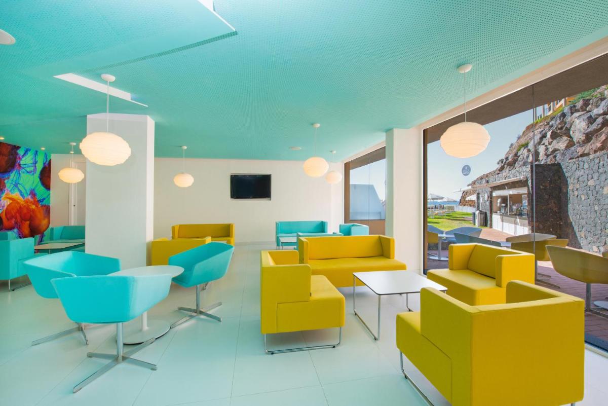 Una televisión o centro de entretenimiento en Iberostar Waves Playa Gaviotas All Inclusive