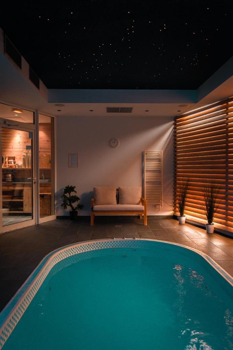Piscine de l'établissement Château Hôtel, Restaurant & Spa De La Commanderie ou située à proximité