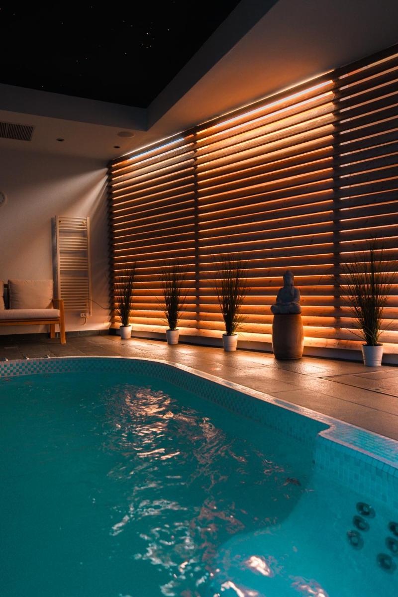 Piscine de l'établissement Château Hôtel, Restaurant & Spa De La Commanderie ou située à proximité