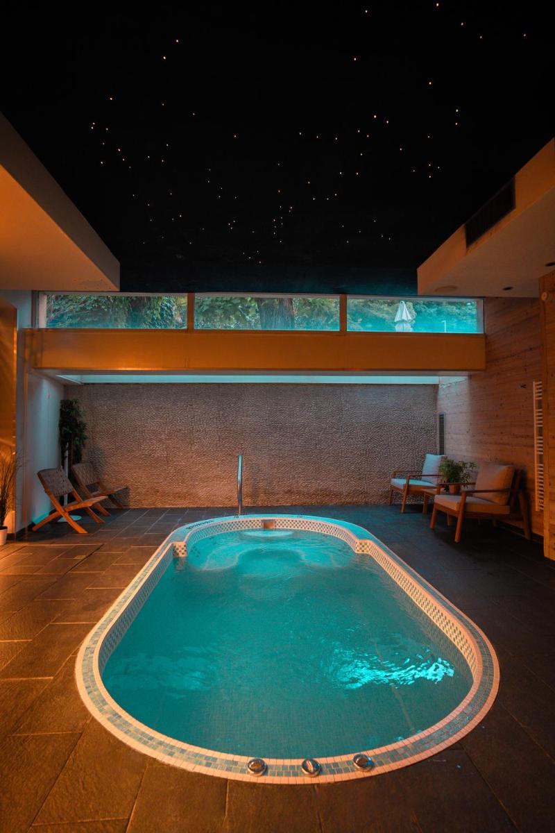 Piscine de l'établissement Château Hôtel, Restaurant & Spa De La Commanderie ou située à proximité