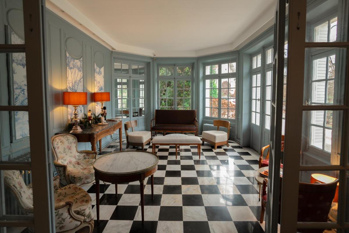 Coin salon dans l'établissement Château Hôtel, Restaurant & Spa De La Commanderie