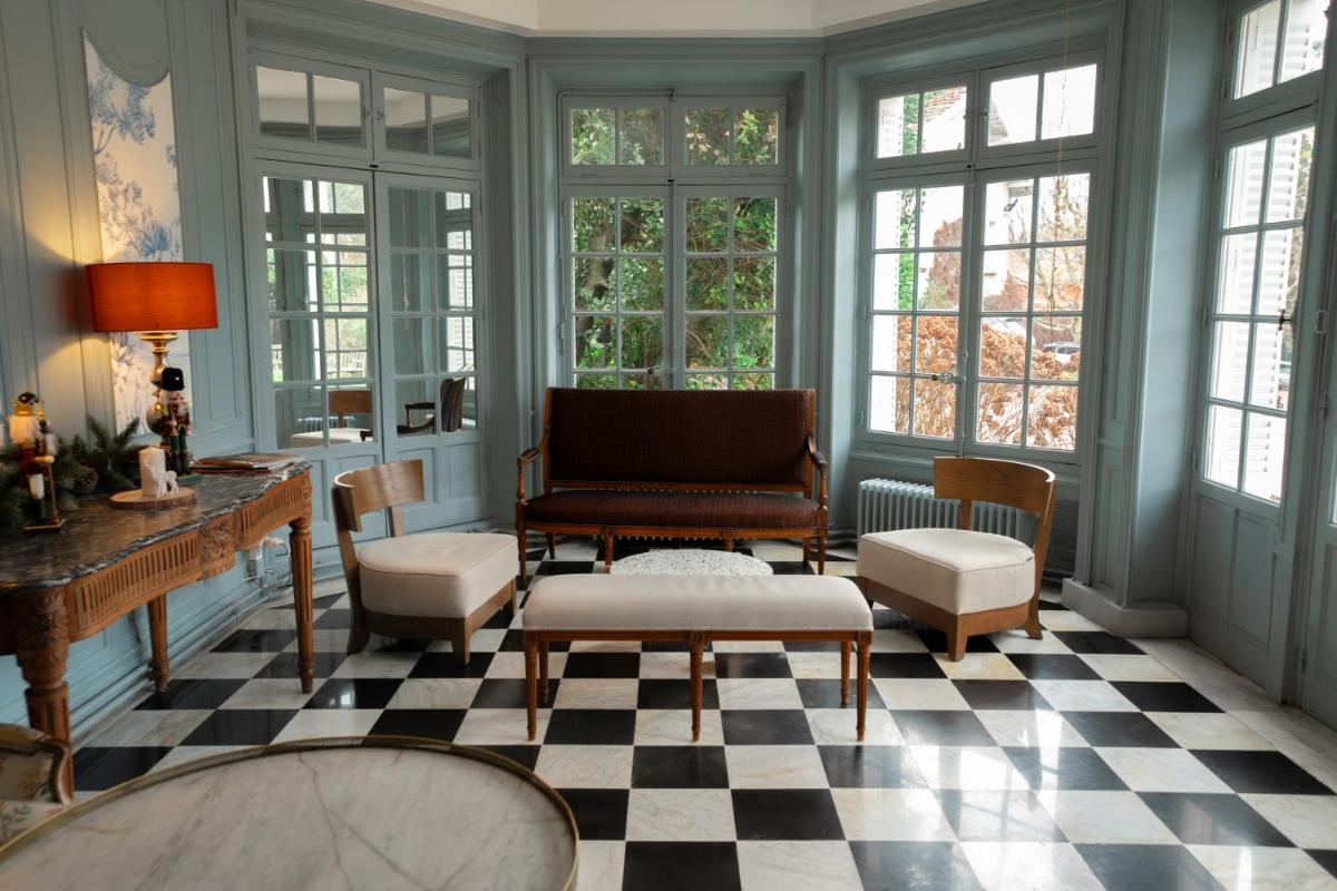Coin salon dans l'établissement Château Hôtel, Restaurant & Spa De La Commanderie