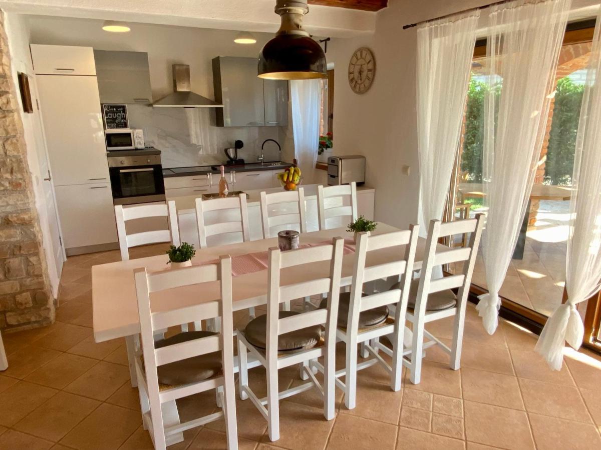 Villa Mani with private heated pool, free parking & pet friendly - Housity