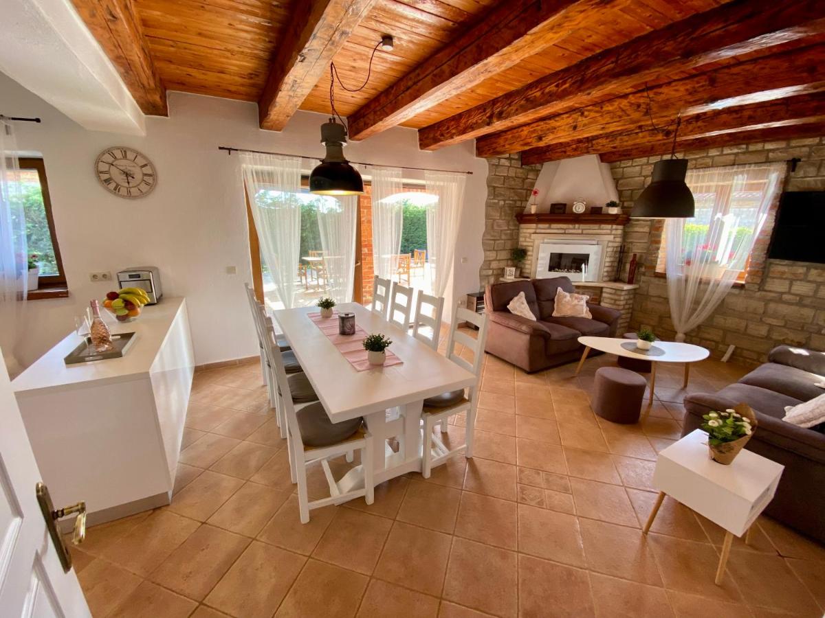 Villa Mani with private heated pool, free parking & pet friendly - Housity