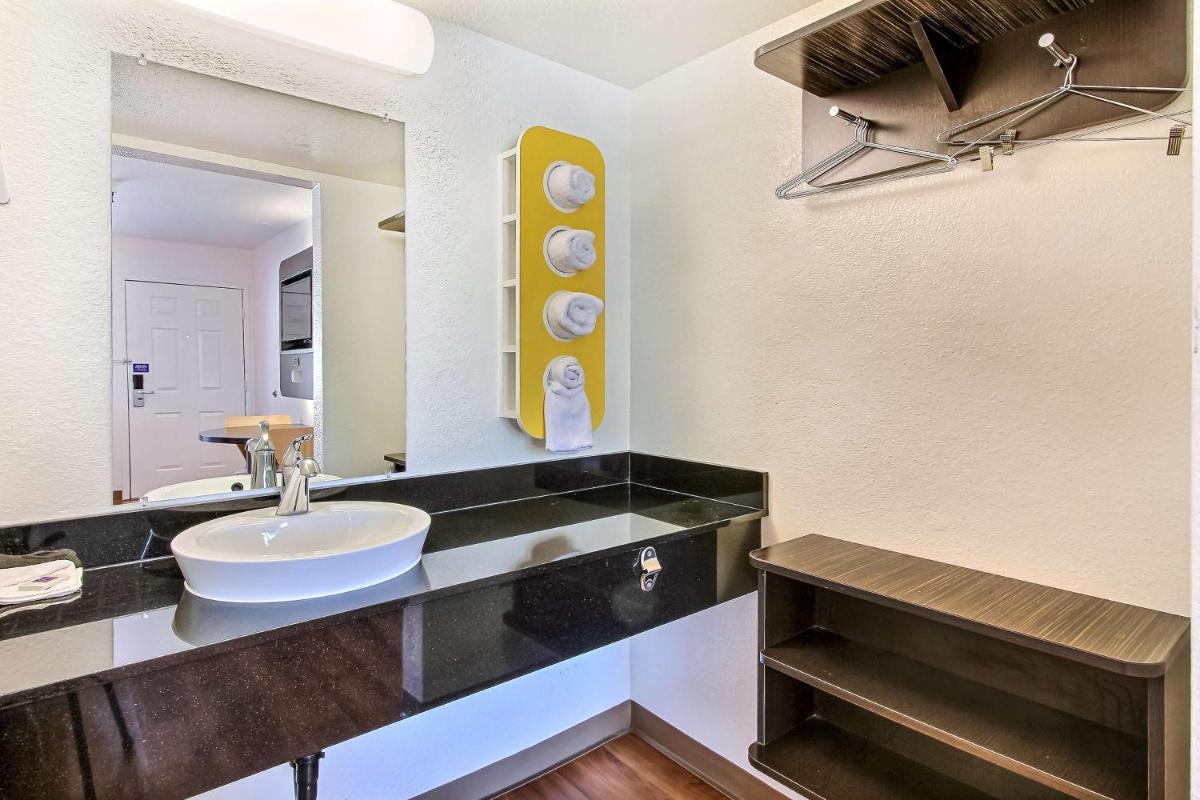 Hotel B5 -Watsonville - Housity