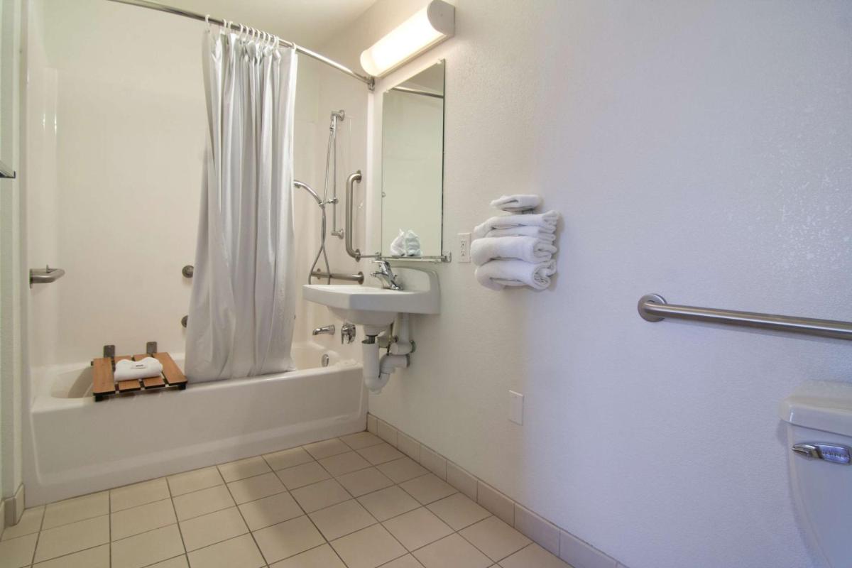 Motel 6-Roseville, MN - Minneapolis North - Housity