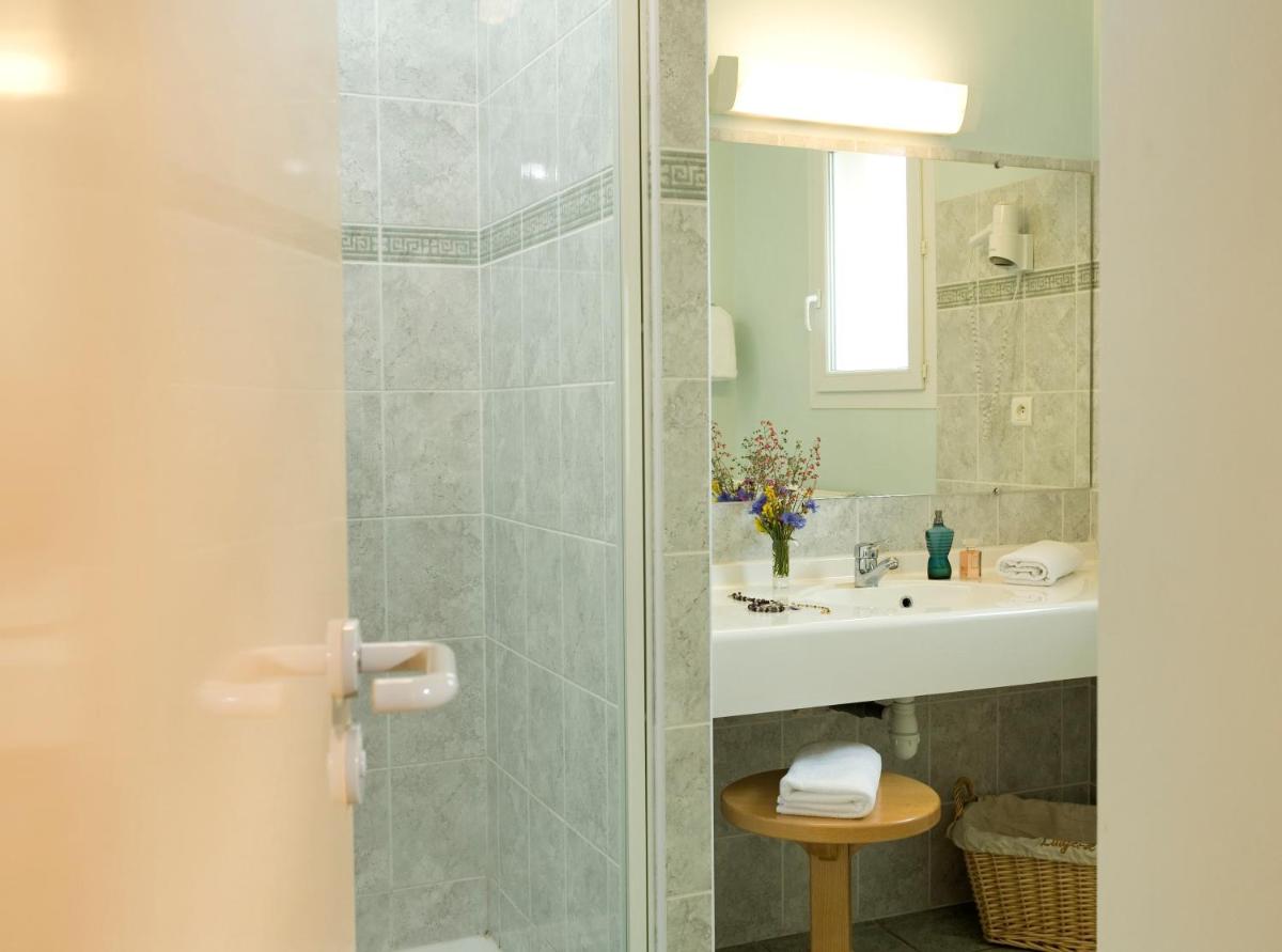 Salle de bains dans l'établissement Logis Hotel Spa Restaurant Le Provence
