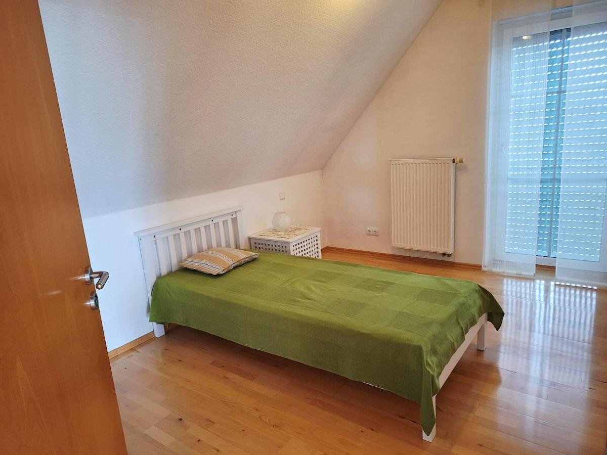 Helle Lichtdurchflutete Ferienwohnung - Housity