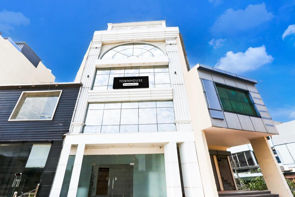 Super Townhouse Eden Garden Zirakpur - Housity