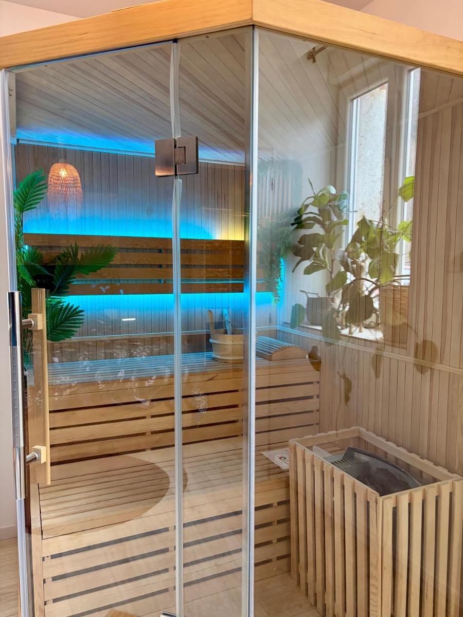 Sauna en bord de rivière - Housity