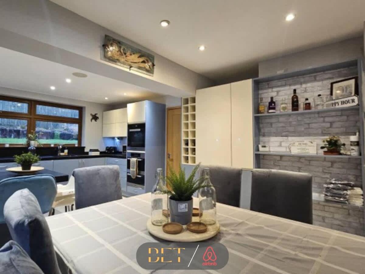 Carden Hill House - 4 Bedrooms - Sleeps 9 - Free Parking - Games Room - Ideal for Contractors, Families and Large Groups - Housity