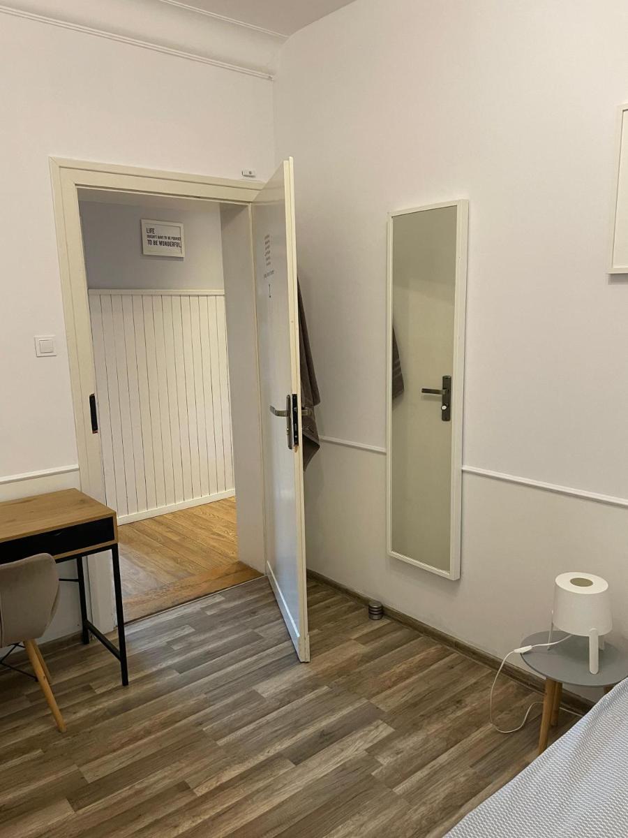 Bankowa 8 Guest Rooms - Housity