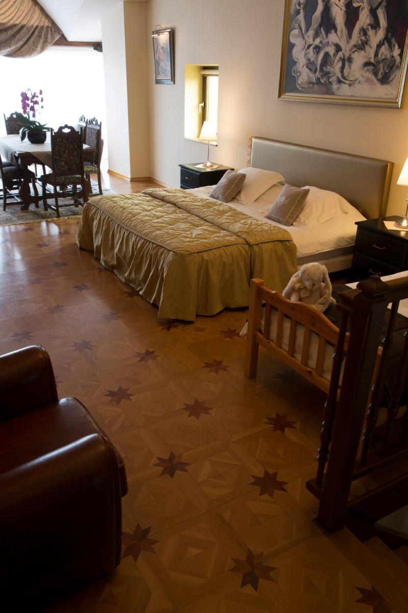 Un ou plusieurs lits dans un hébergement de l'établissement Hôtel du Domaine de La Grange de Condé