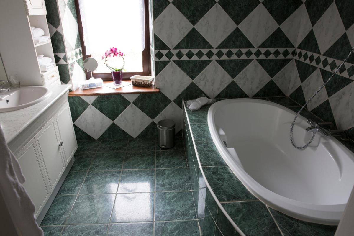 Salle de bains dans l'établissement Hôtel du Domaine de La Grange de Condé