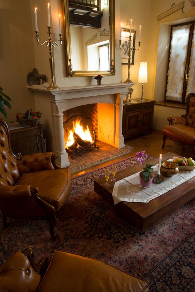 Coin salon dans l'établissement Hôtel du Domaine de La Grange de Condé