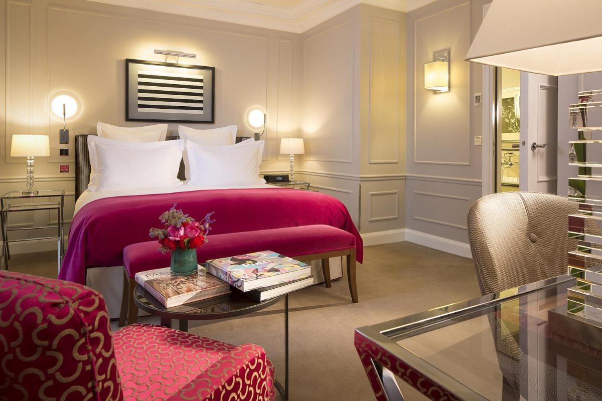 une chambre d'hôtel avec un lit et une table dans l'établissement Le Burgundy Paris, à Paris