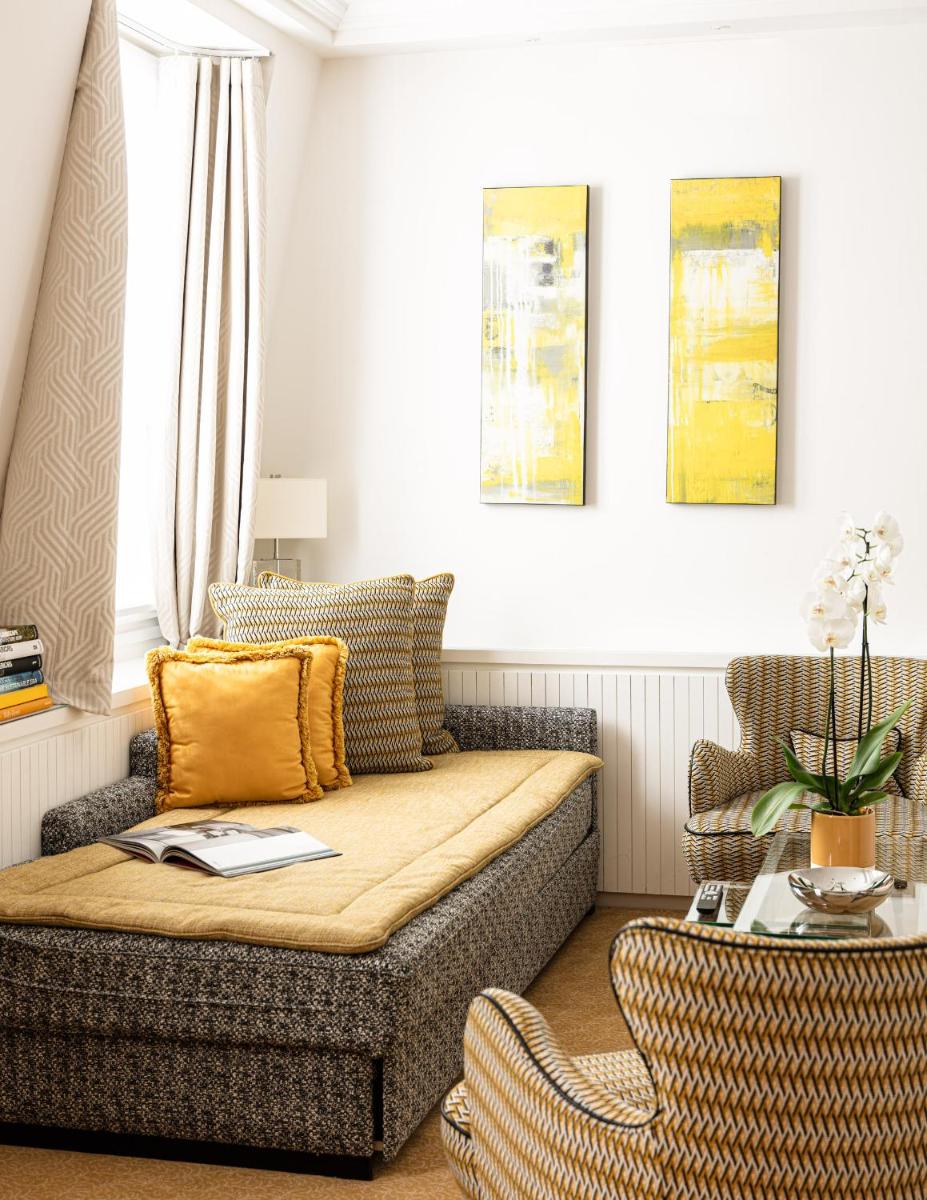 Coin salon dans l'établissement Le Burgundy Paris