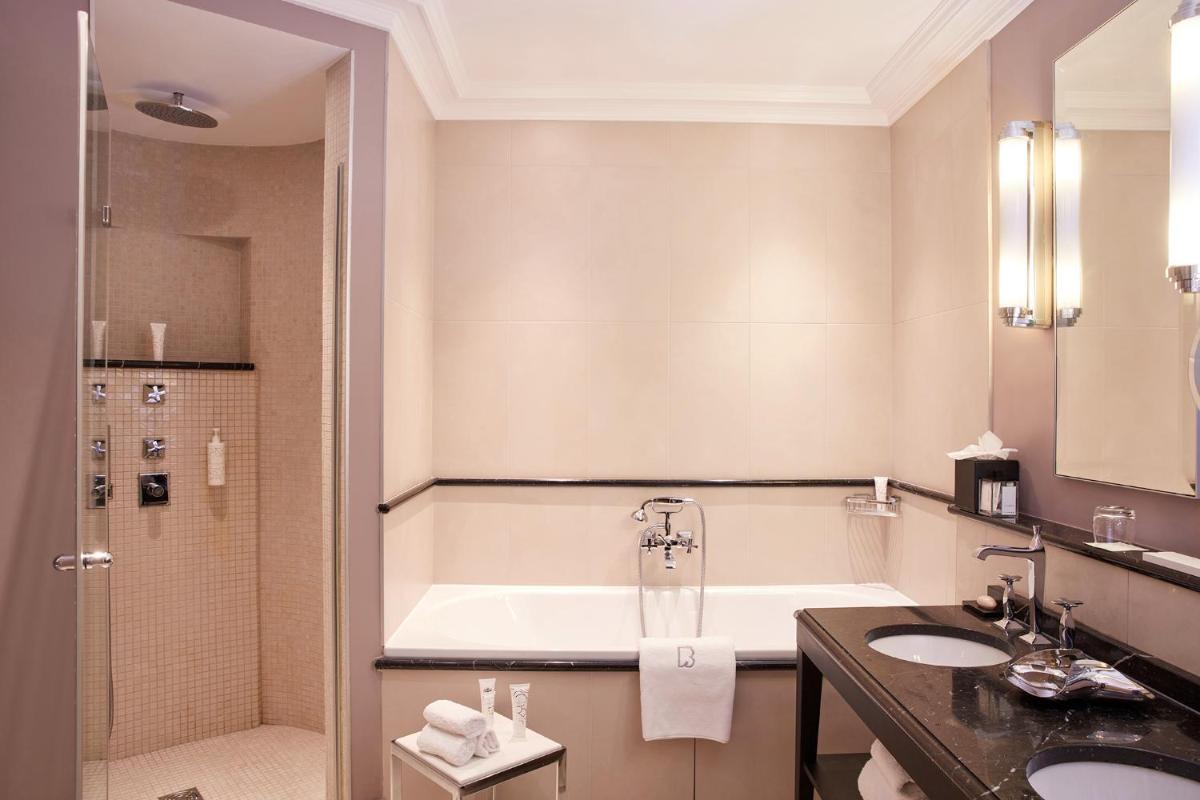 Salle de bains dans l'établissement Le Burgundy Paris