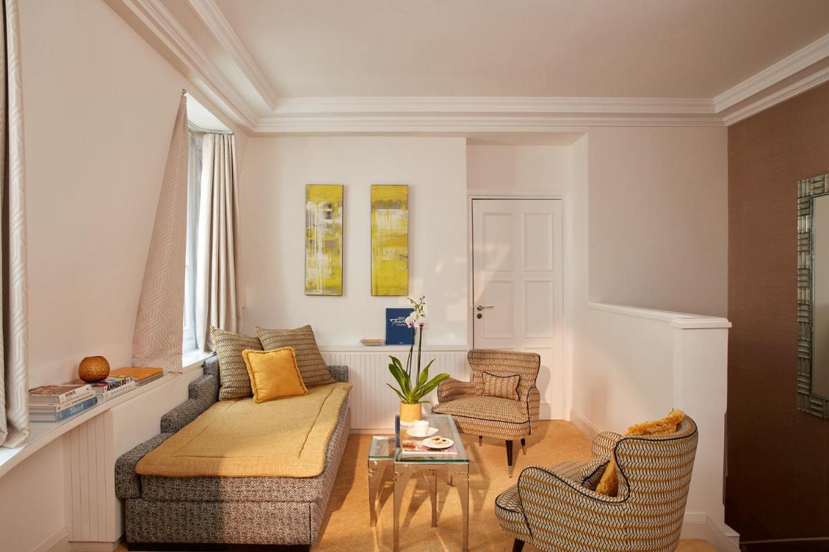 Coin salon dans l'établissement Le Burgundy Paris