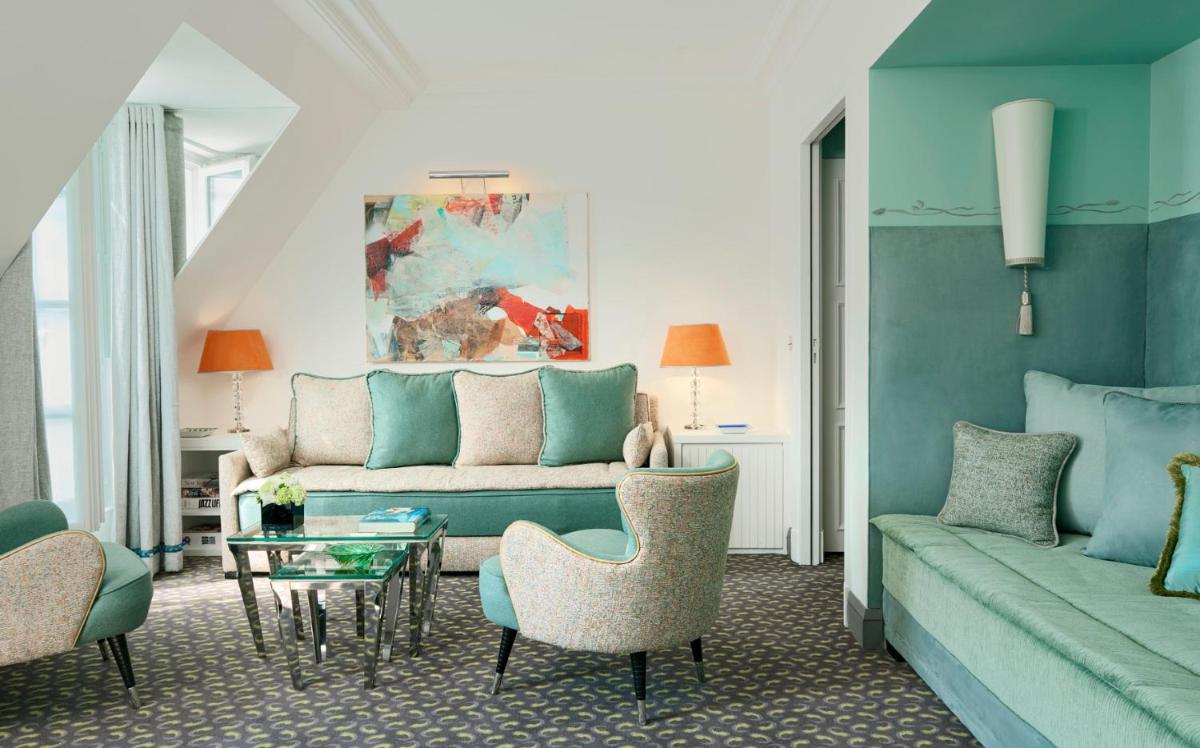 Coin salon dans l'établissement Le Burgundy Paris