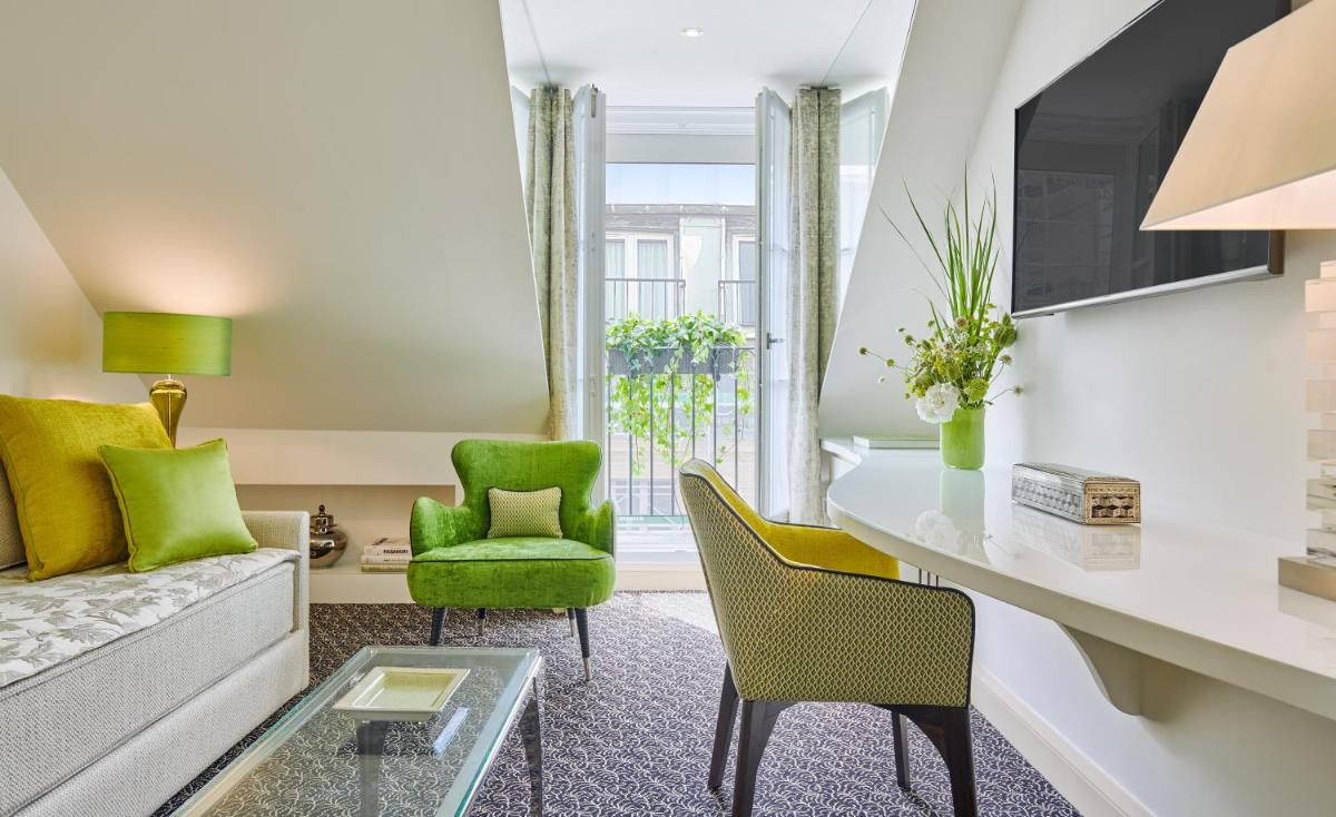 un salon avec un canapé et des chaises dans l'établissement Le Burgundy Paris, à Paris