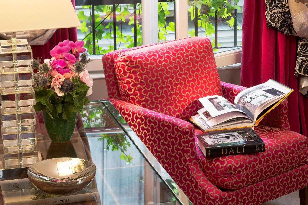 Coin salon dans l'établissement Le Burgundy Paris
