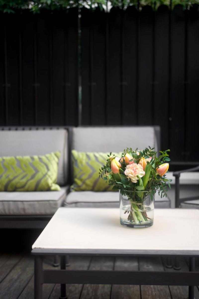 Coin salon dans l'établissement Le Burgundy Paris