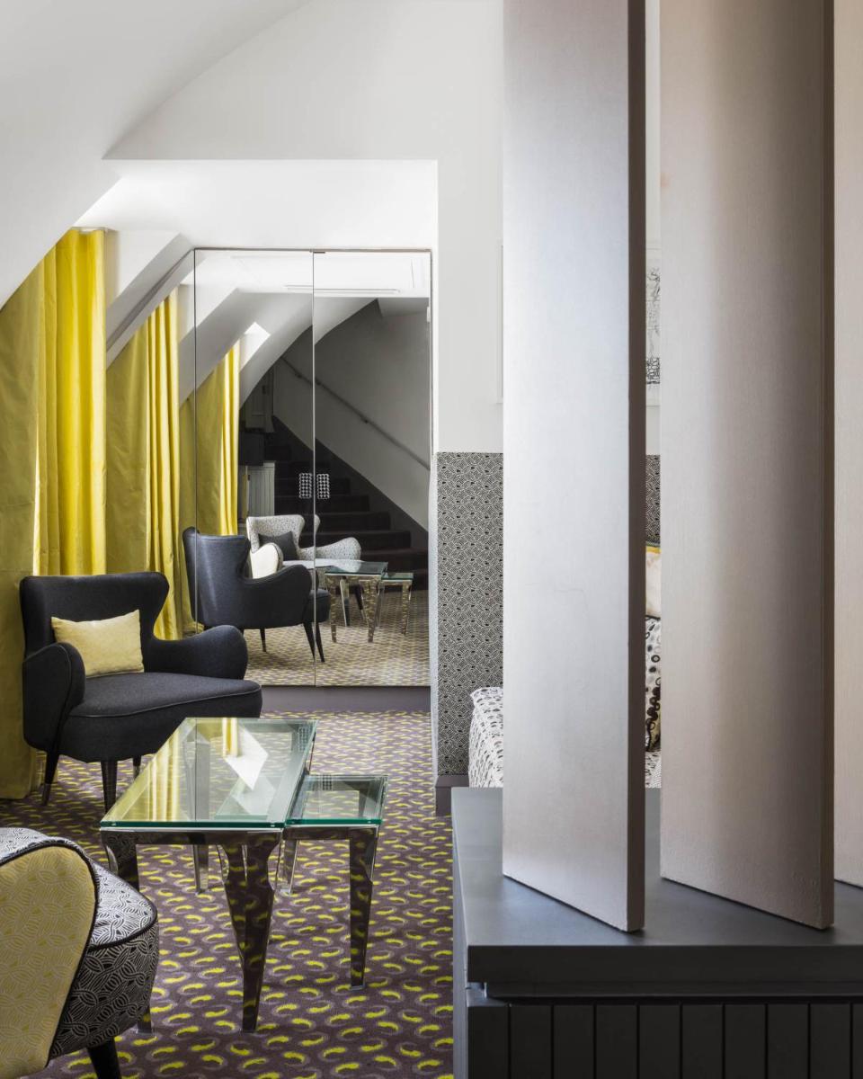 Coin salon dans l'établissement Le Burgundy Paris