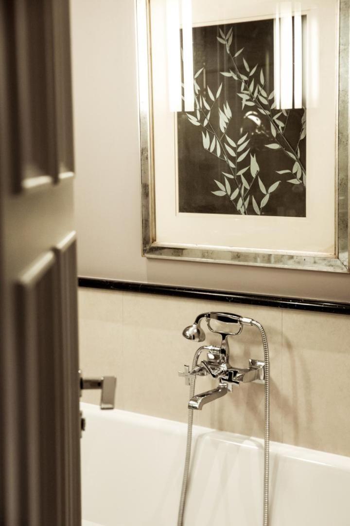 Salle de bains dans l'établissement Le Burgundy Paris