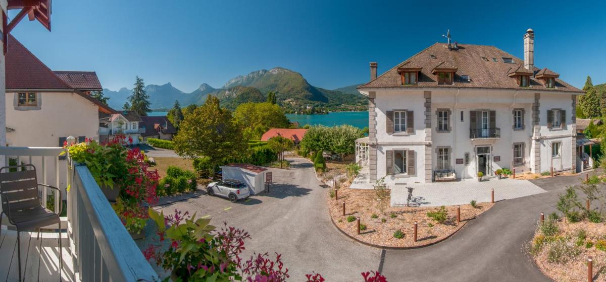 - une vue aérienne sur une maison avec allée dans l'établissement Hôtel Beau Site Talloires B SPA, à Talloires