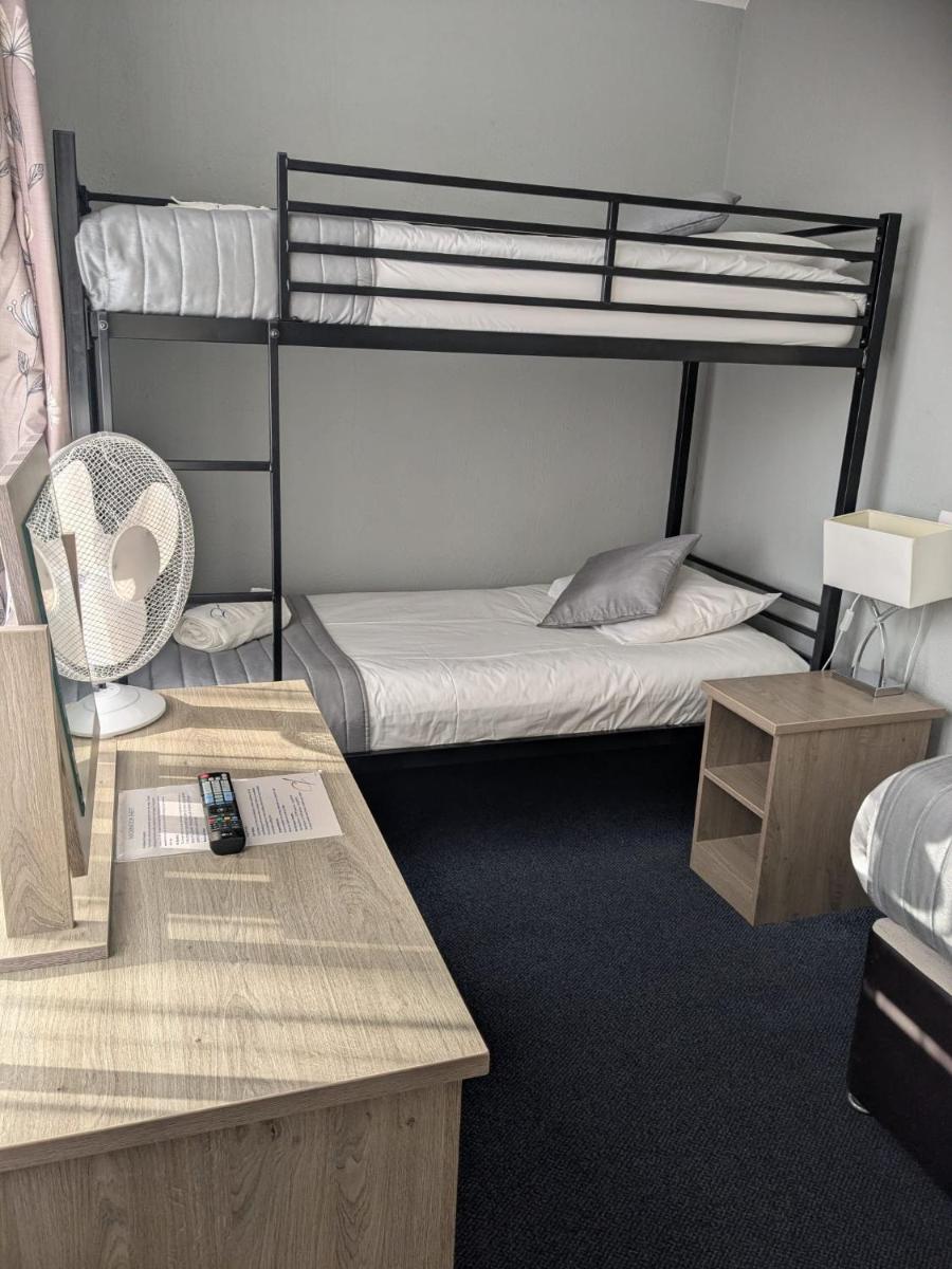 Corner House Hotel Gatwick with Holiday Parking - Housity
