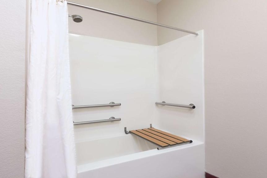 Hotel Piney Woods - Housity