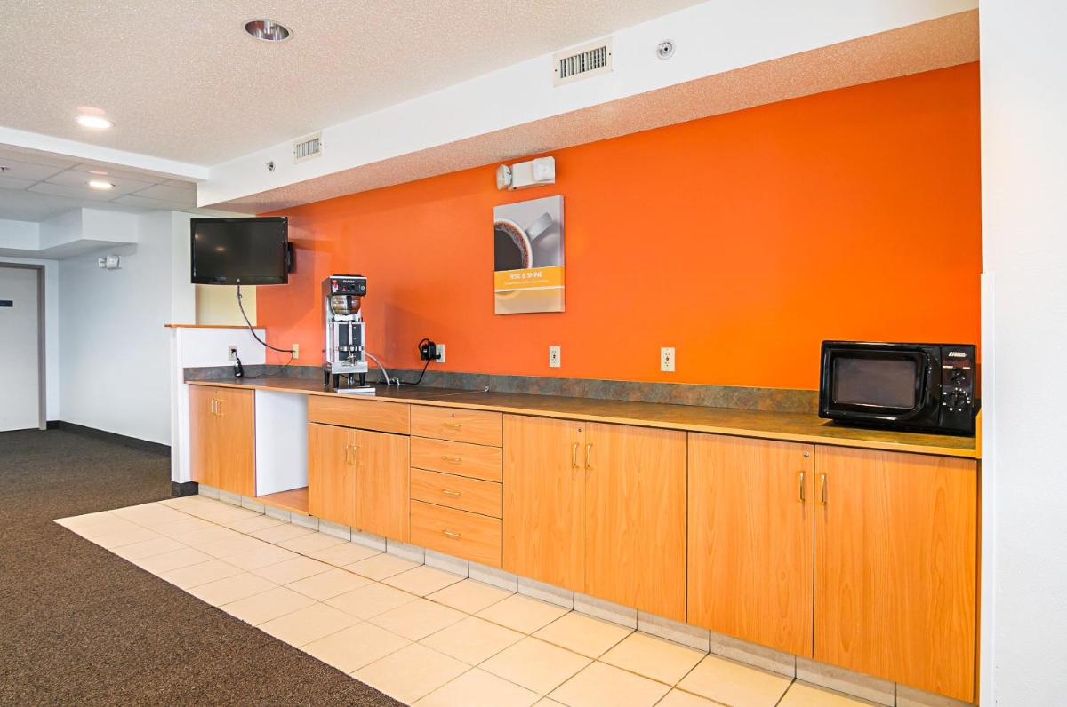 Motel 6-Sycamore, IL - Housity