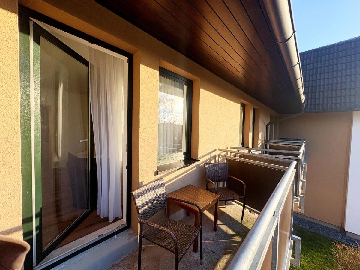 ein Balkon mit zwei Stühlen, einem Tisch und einem Fenster in der Unterkunft Kaiserhof Feldberg by Belvilla Resorts in Feldberg