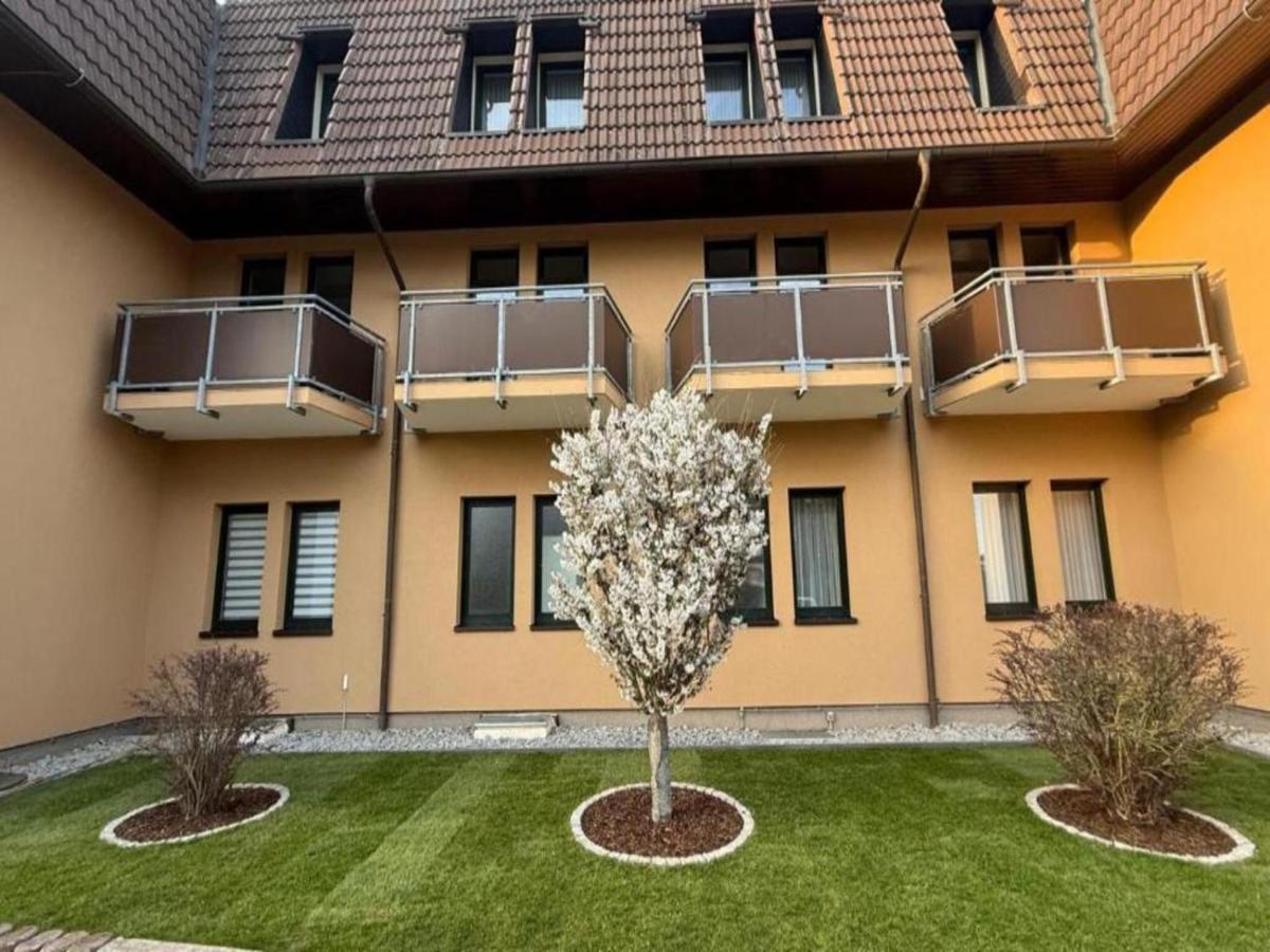 ein Mehrfamilienhaus mit einem Baum im Hof in der Unterkunft Kaiserhof Feldberg by Belvilla Resorts in Feldberg + 41 Fotos